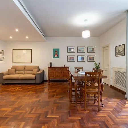 Elegante Con Terrazzino Nel Centro Di Napels