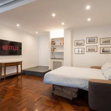 Elegante Con Terrazzino Nel Centro Di *