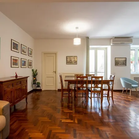 Elegante Con Terrazzino Nel Centro Di Napels