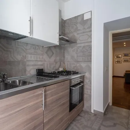 Elegante Con Terrazzino Nel Centro Di * Napels