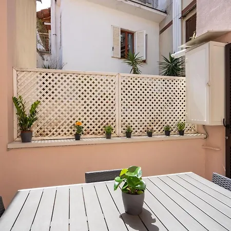 Elegante Con Terrazzino Nel Centro Di Napels
