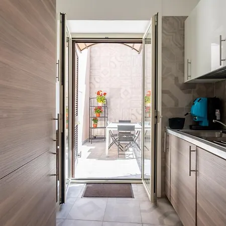 Elegante Con Terrazzino Nel Centro Di